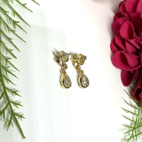 Jewelry - NEW⚜️Dainty Plumeria Crystal Dangly Earrings